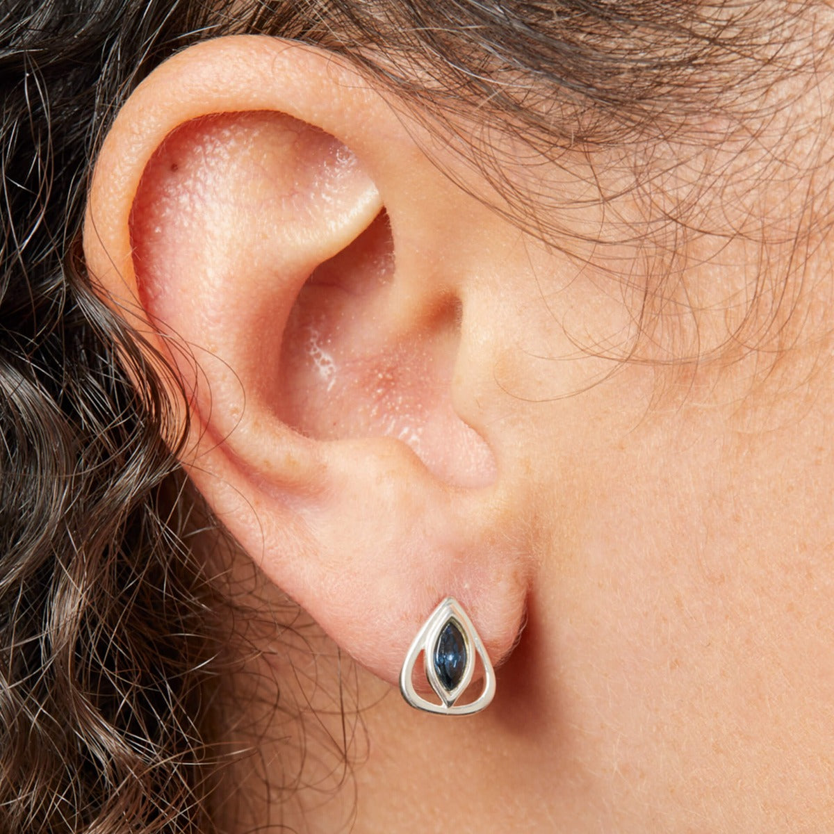 Pendientes de botón en forma de lágrima abierta de Beginnings con cristales Montana Blue