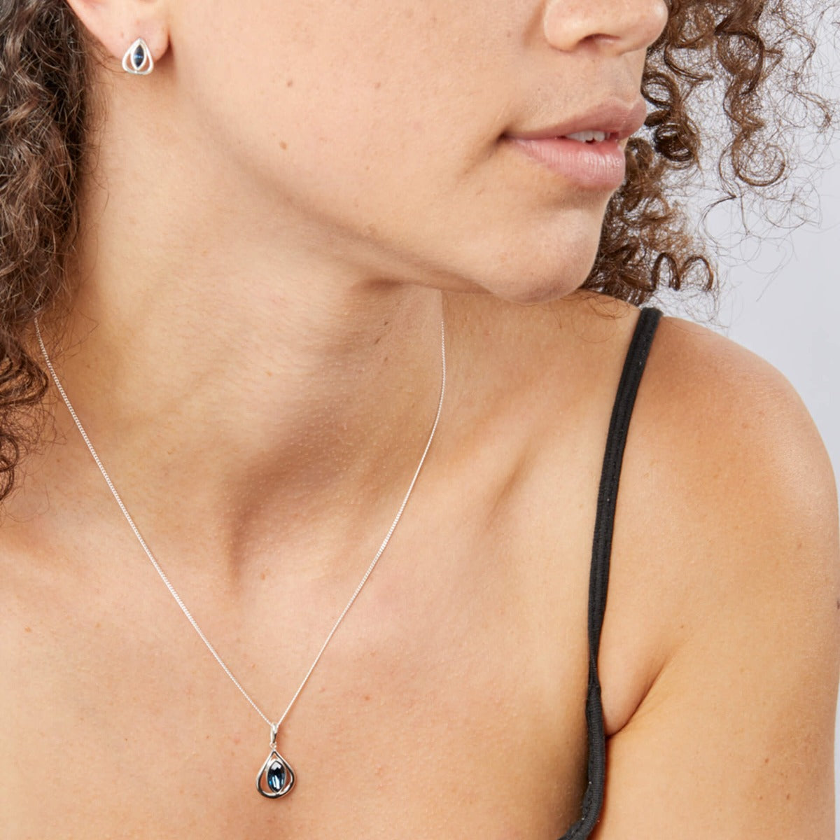 Pendientes de botón en forma de lágrima abierta de Beginnings con cristales Montana Blue