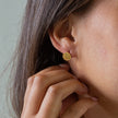 Taktile Goldsteckerohrringe