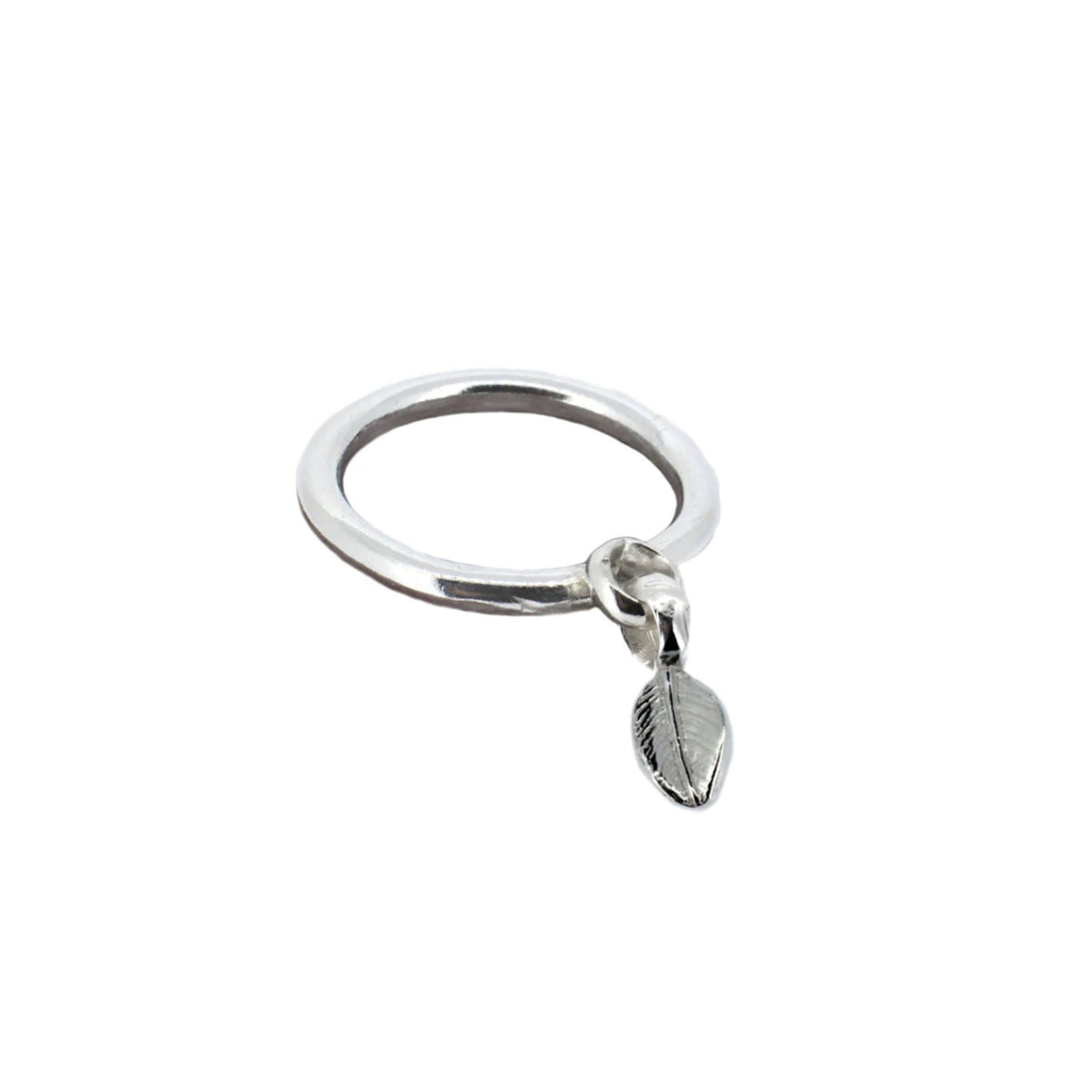 Anillo colgante de hoja