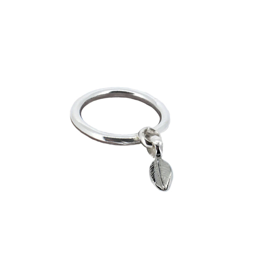 Anillo colgante de hoja