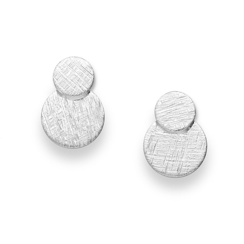 Die futuristischen Ohrstecker aus gebürstetem Sterlingsilber