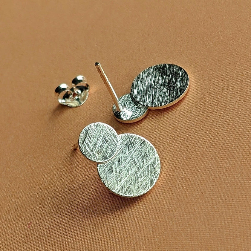 Die futuristischen Ohrstecker aus gebürstetem Sterlingsilber