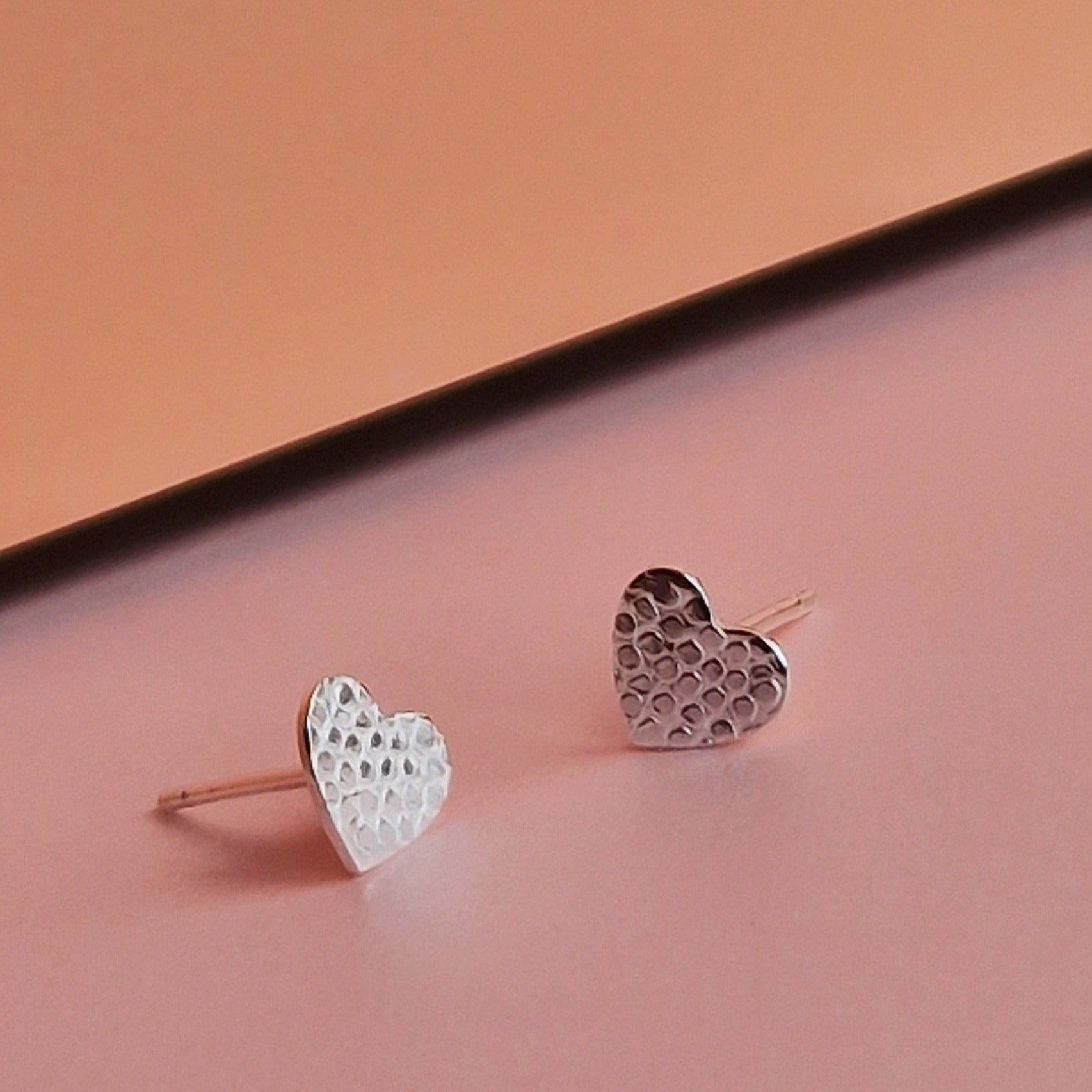 Pendientes de botón de plata de ley texturizados con forma de corazón