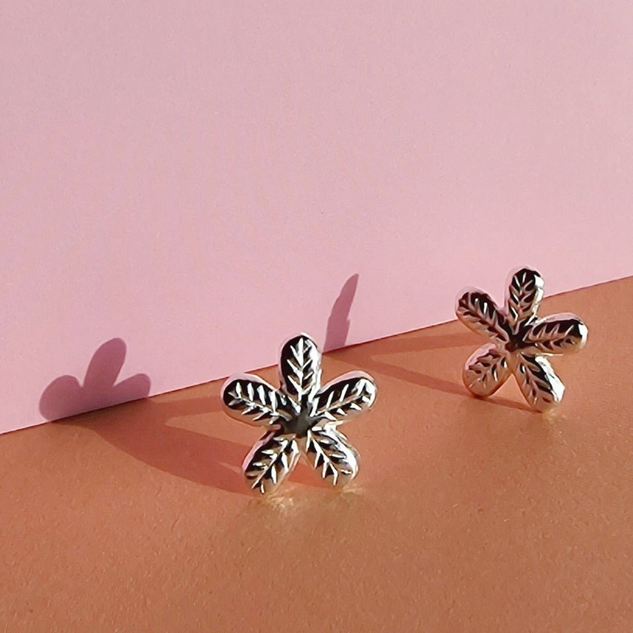 Pendientes de Plata de Ley con Pétalos de Flores