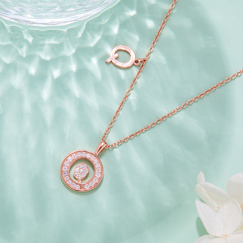 Einer der 26 Buchstaben, Q, besetzt mit hochwertigem Moissanit, luxuriöser und modischer Leichtluxus-Trendschmuck, Silberkette, Anhänger S925 Silber, galvanisiertes Roségold