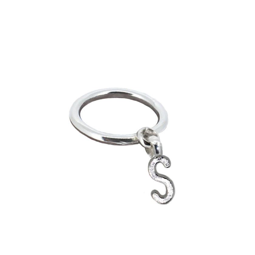 Anillo colgante con inicial