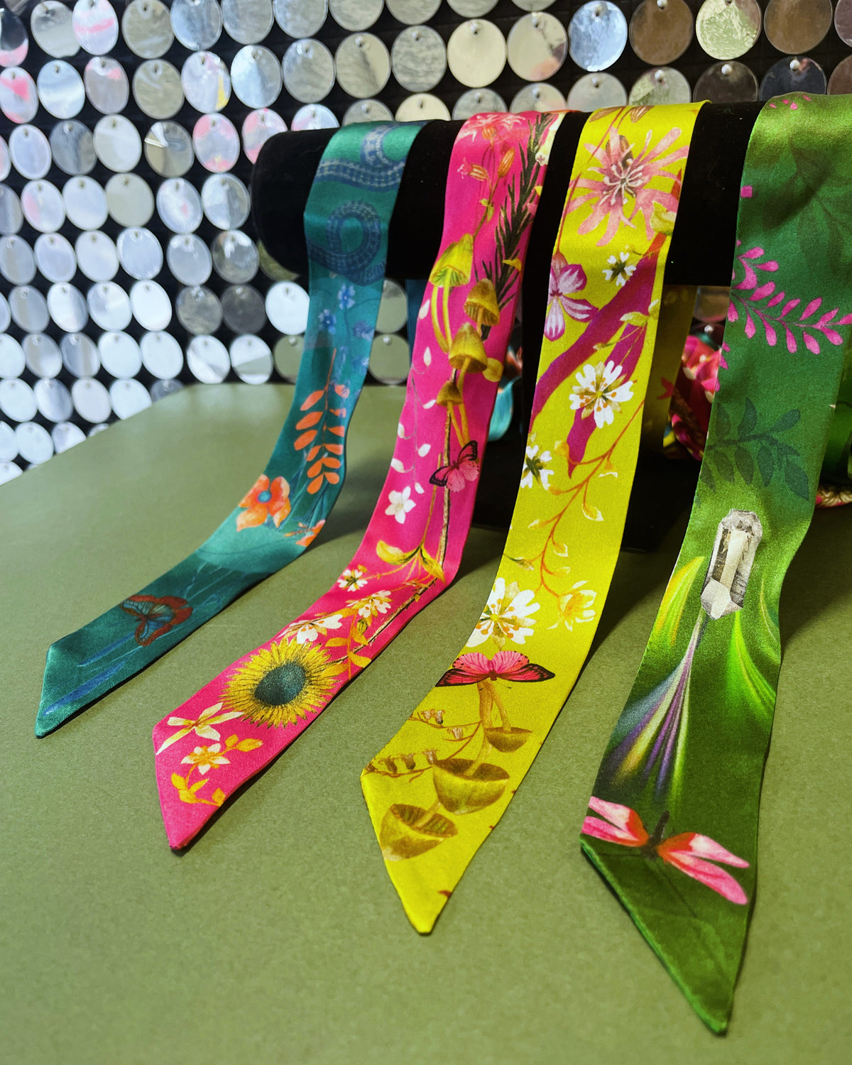 Pañuelo de seda satinada 'Greenery' con estampado floral, insectos y piedras preciosas en color verde