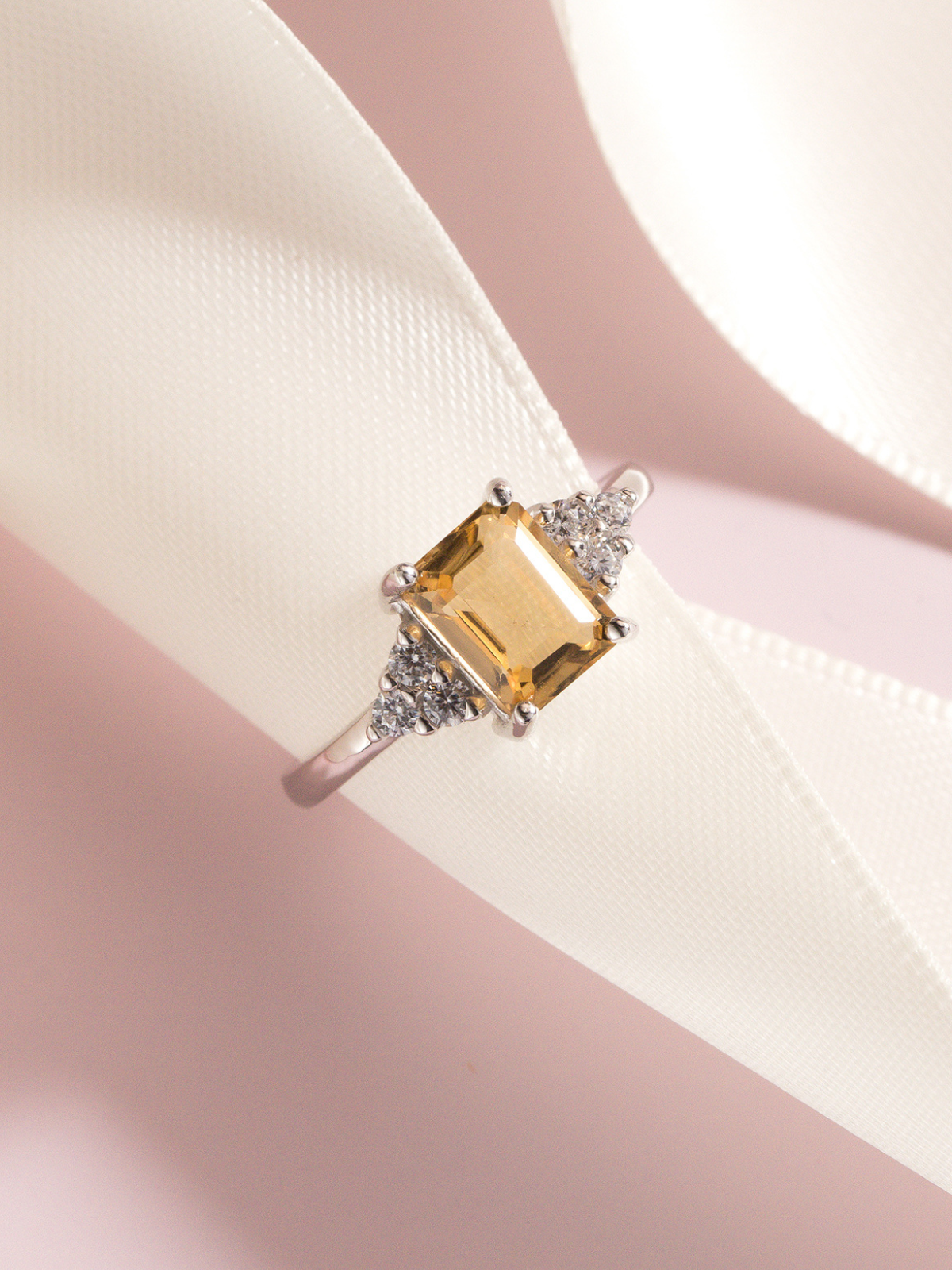 Anillo de citrino con corte esmeralda en plata de ley