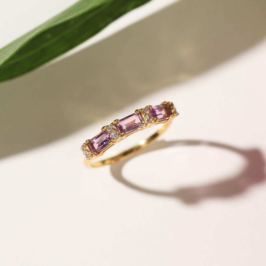 Anillo Eternity Lavanda Amatista Esmeralda en Vermeil de Oro de 18k