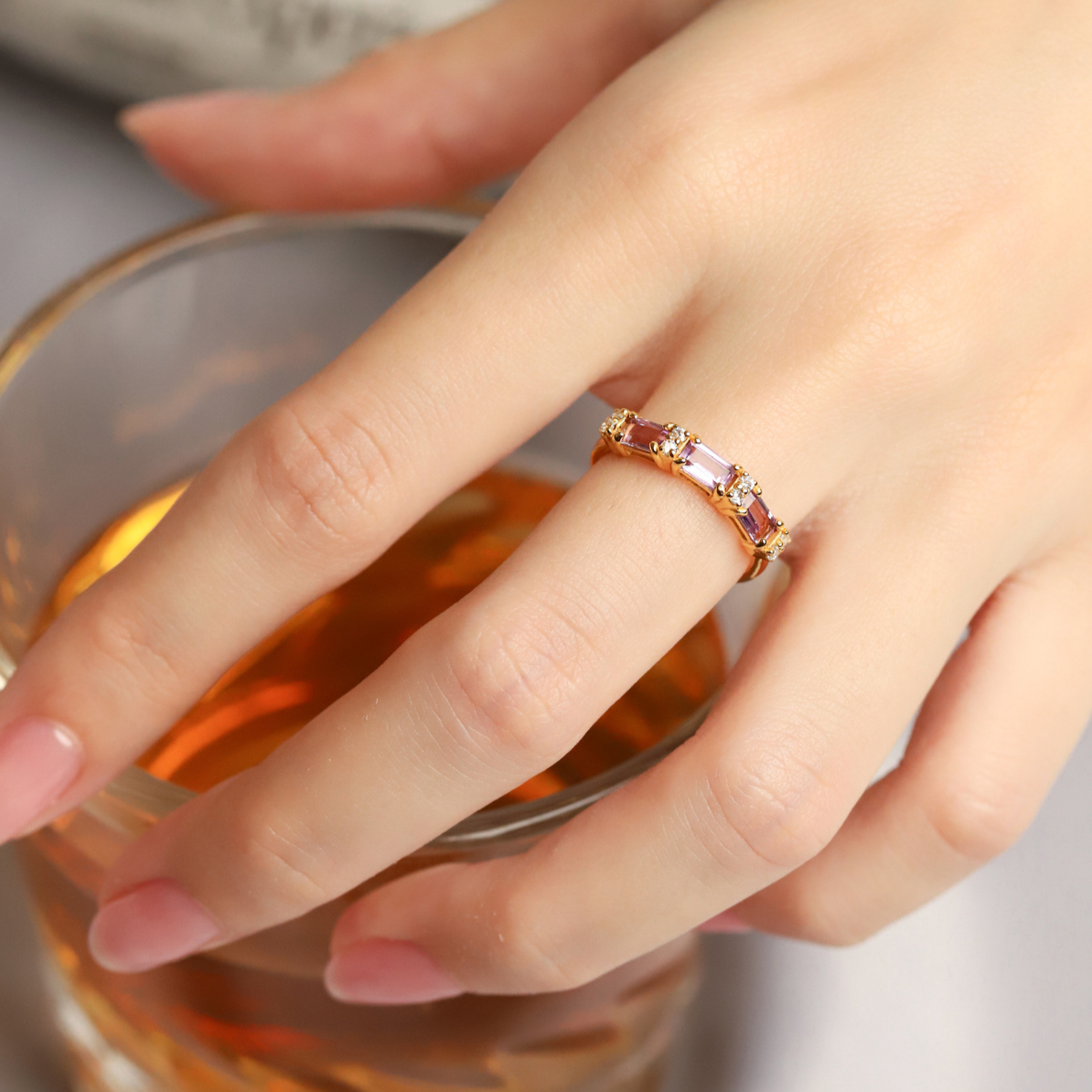 Anillo Eternity Lavanda Amatista Esmeralda en Vermeil de Oro de 18k