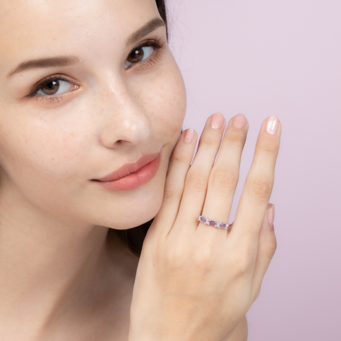 Anillo de eternidad de amatista lavanda talla esmeralda en plata de ley