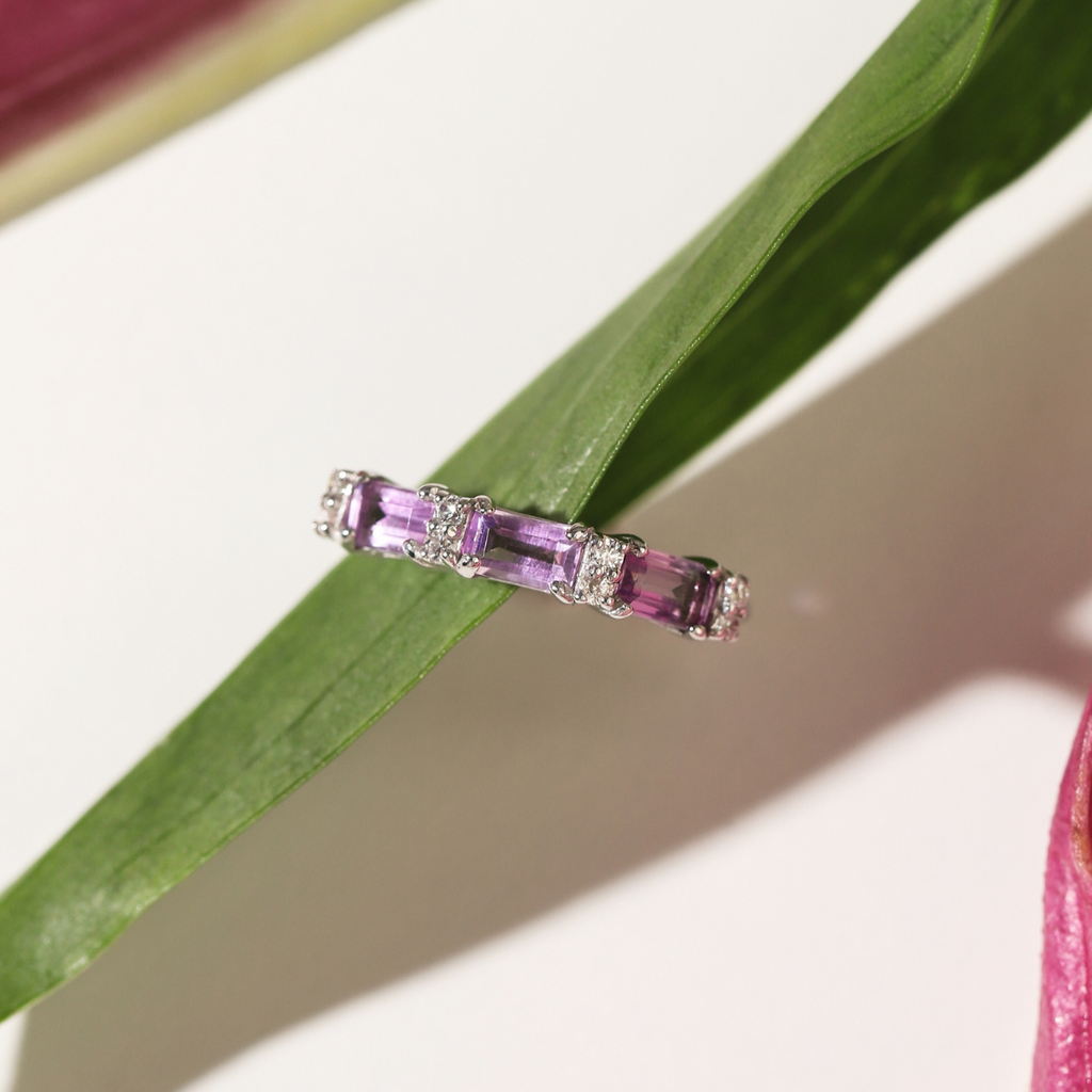 Anillo de eternidad de amatista lavanda talla esmeralda en plata de ley