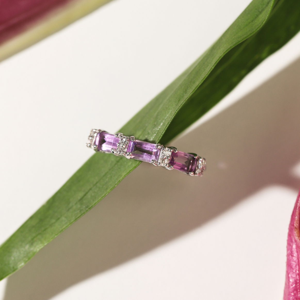 Anillo de eternidad de amatista lavanda talla esmeralda en plata de ley