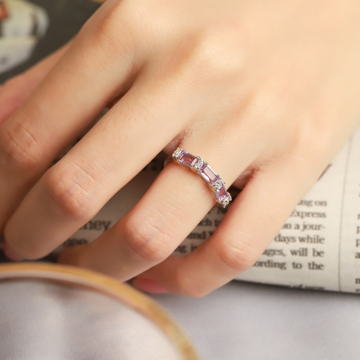 Anillo de eternidad de amatista lavanda talla esmeralda en plata de ley