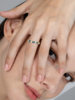 Anillo de eternidad de topacio azul de Londres talla esmeralda en vermeil de oro de 18k