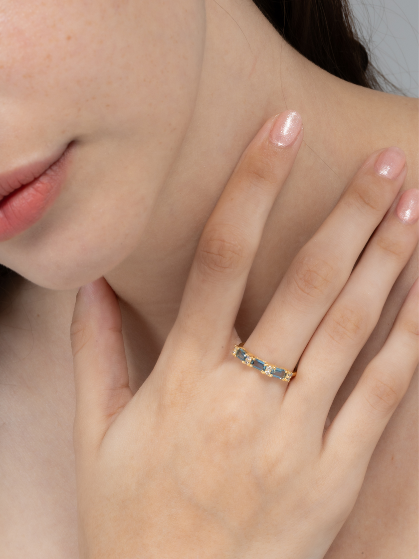 Anillo de eternidad de topacio azul de Londres talla esmeralda en vermeil de oro de 18k