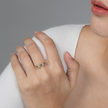 Anillo de eternidad de topacio azul de Londres talla esmeralda en vermeil de oro de 18k