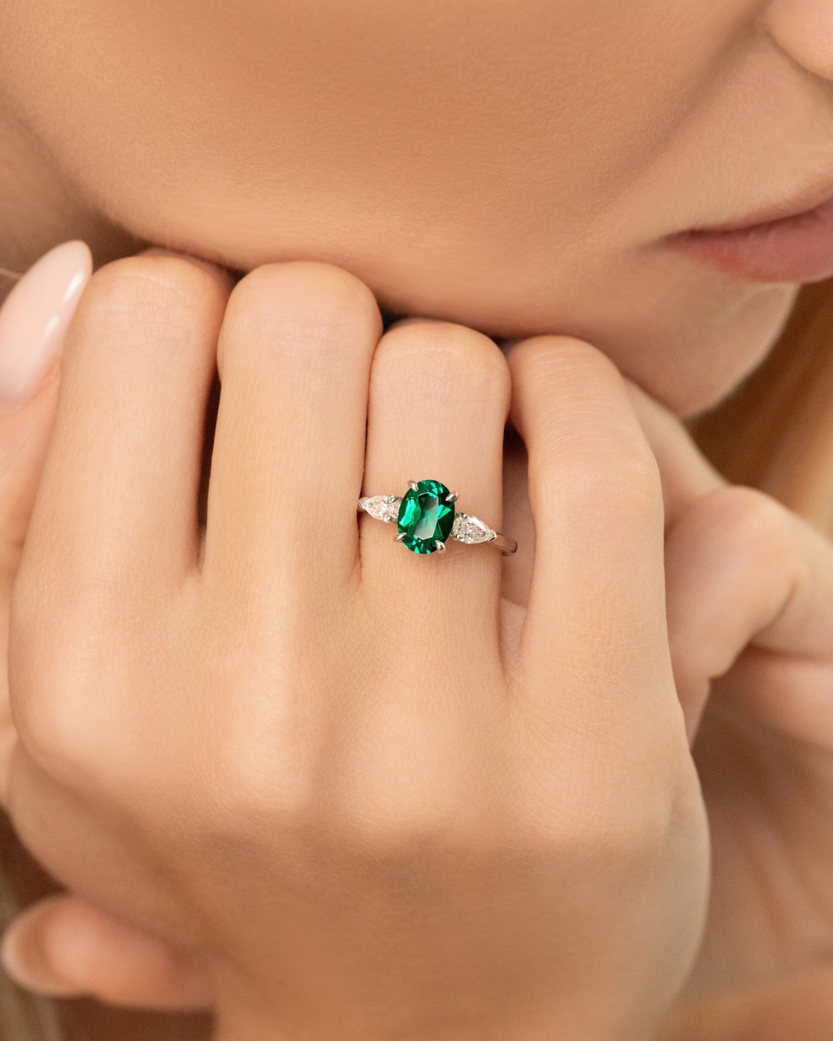 Anillo de compromiso de tres piedras con corte ovalado de esmeralda en plata de ley