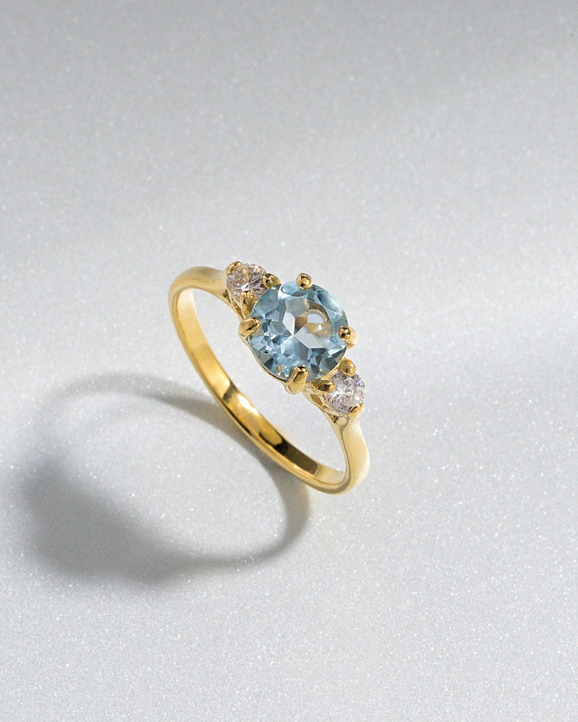 Blautopas-Dreisteinring in 18 Karat Gold Vermeil