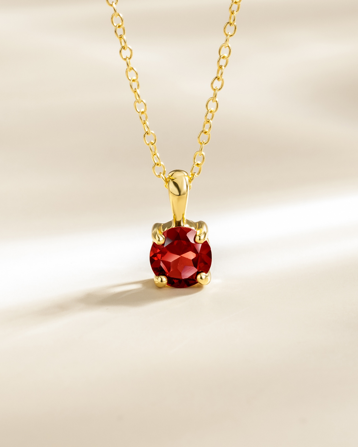 Collar con colgante solitario de granate en vermeil de oro de 18k