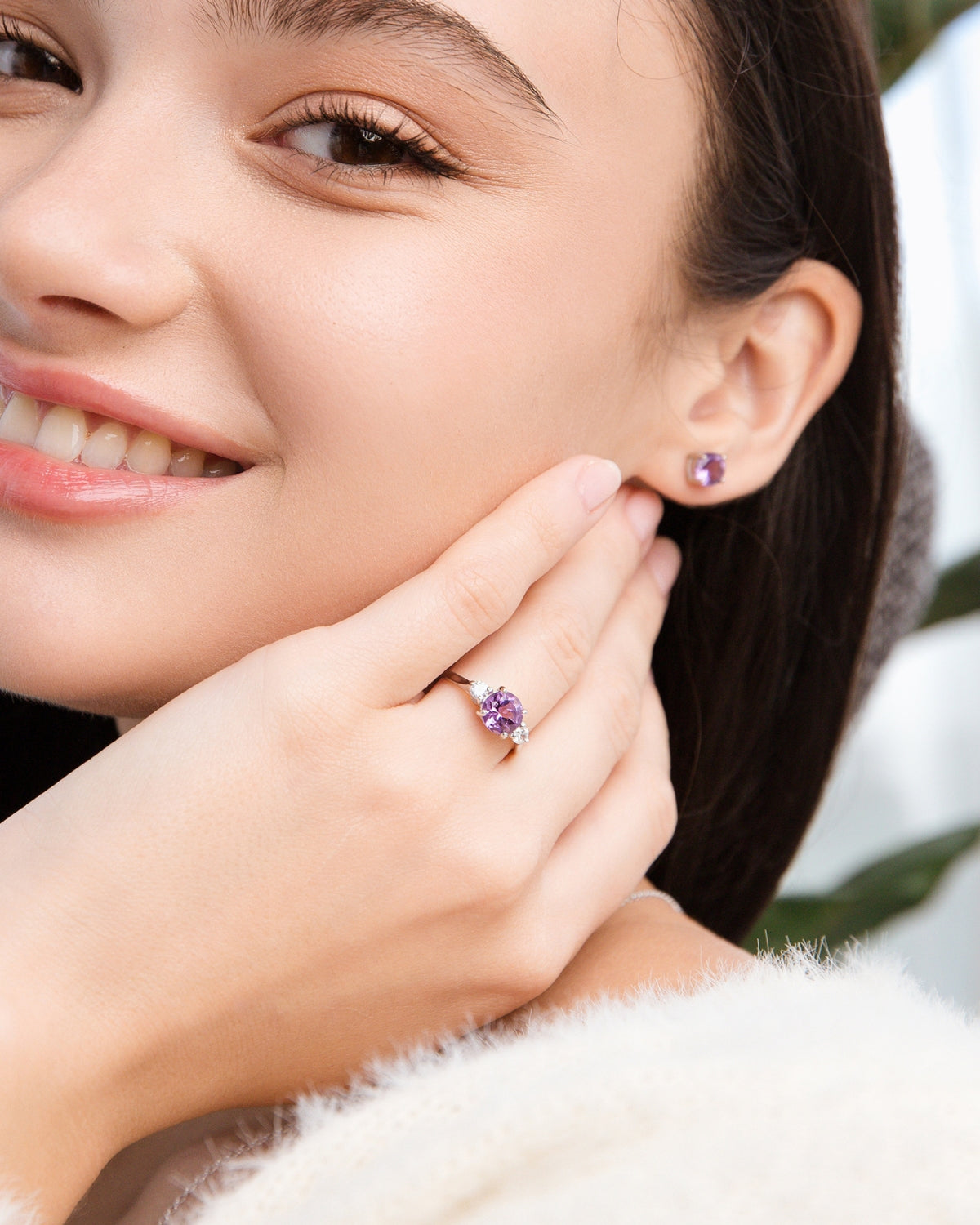 Anillo de tres piedras de amatista lavanda en plata de ley