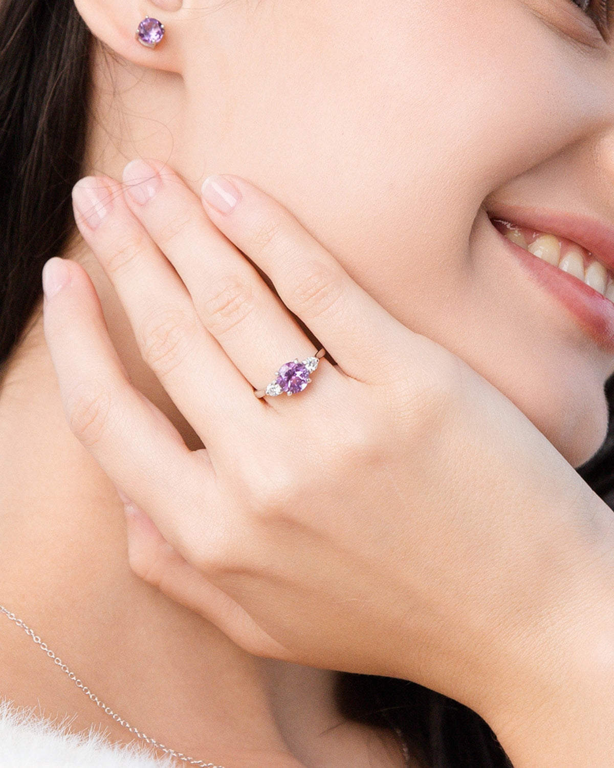 Anillo de tres piedras de amatista lavanda en plata de ley