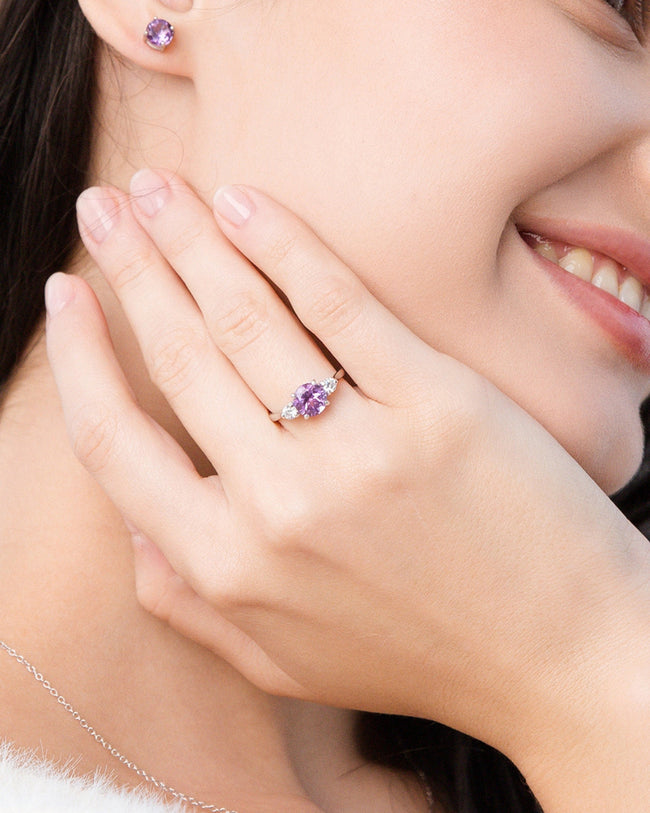 Anillo de tres piedras de amatista lavanda en plata de ley