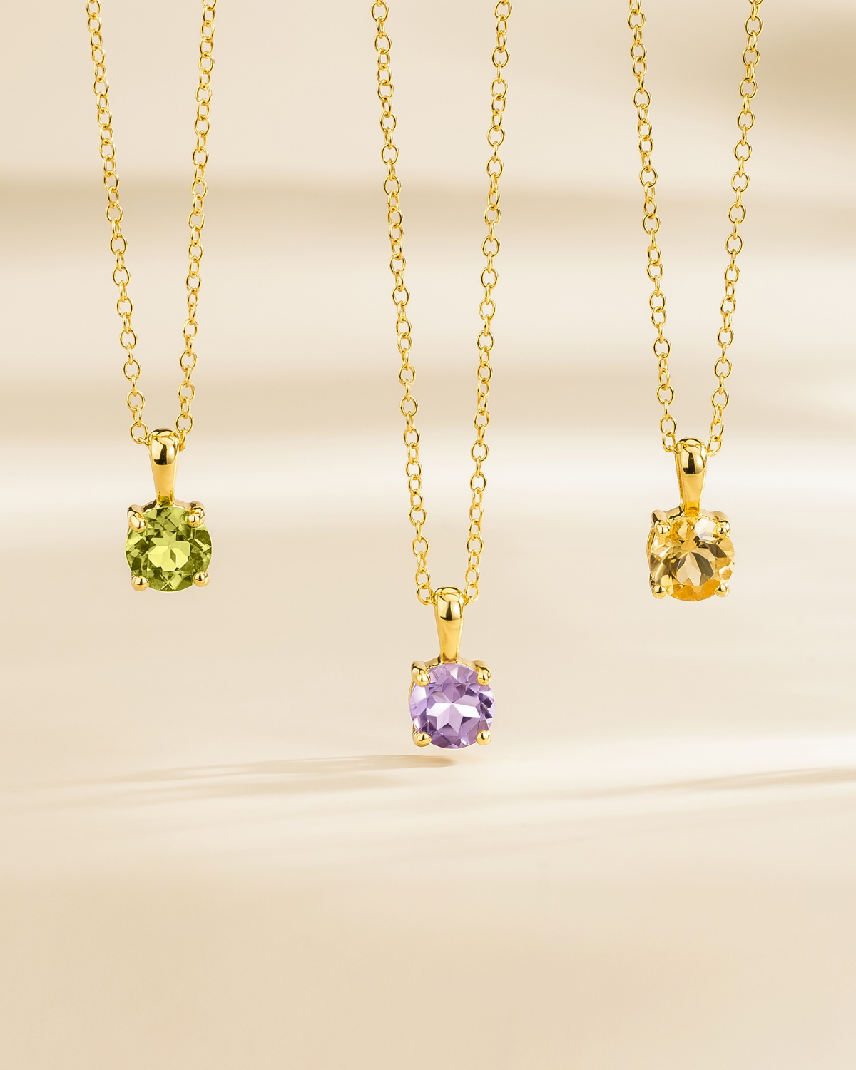 Collar con colgante solitario de amatista lavanda en vermeil de oro de 18k