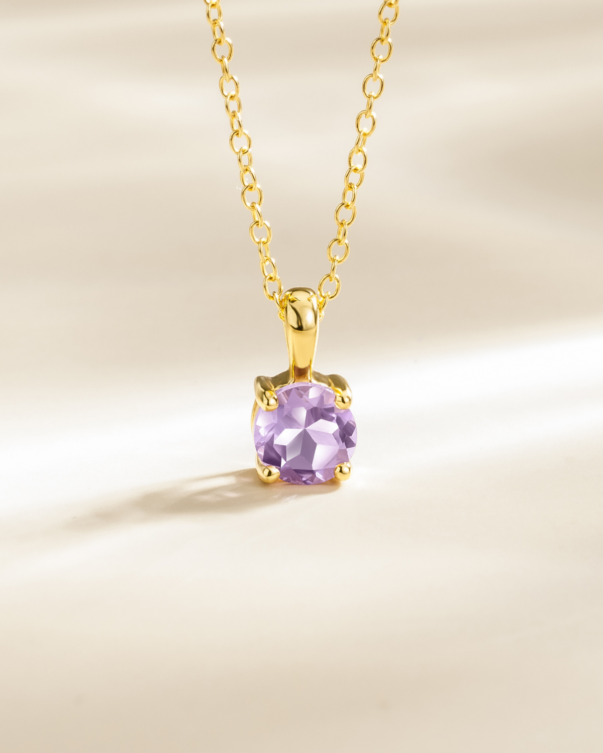 Collar con colgante solitario de amatista lavanda en vermeil de oro de 18k