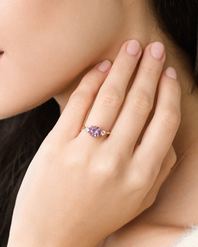 Anillo de amatista lavanda de tres piedras en vermeil de oro rosa de 18k