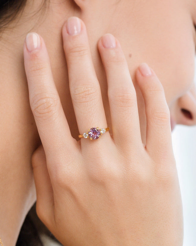 Anillo de tres piedras de amatista lavanda en vermeil de oro de 18k