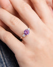 Anillo de tres piedras de amatista lavanda en plata de ley