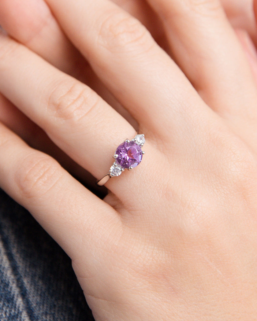 Anillo de tres piedras de amatista lavanda en plata de ley