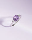Anillo de tres piedras de amatista lavanda en plata de ley
