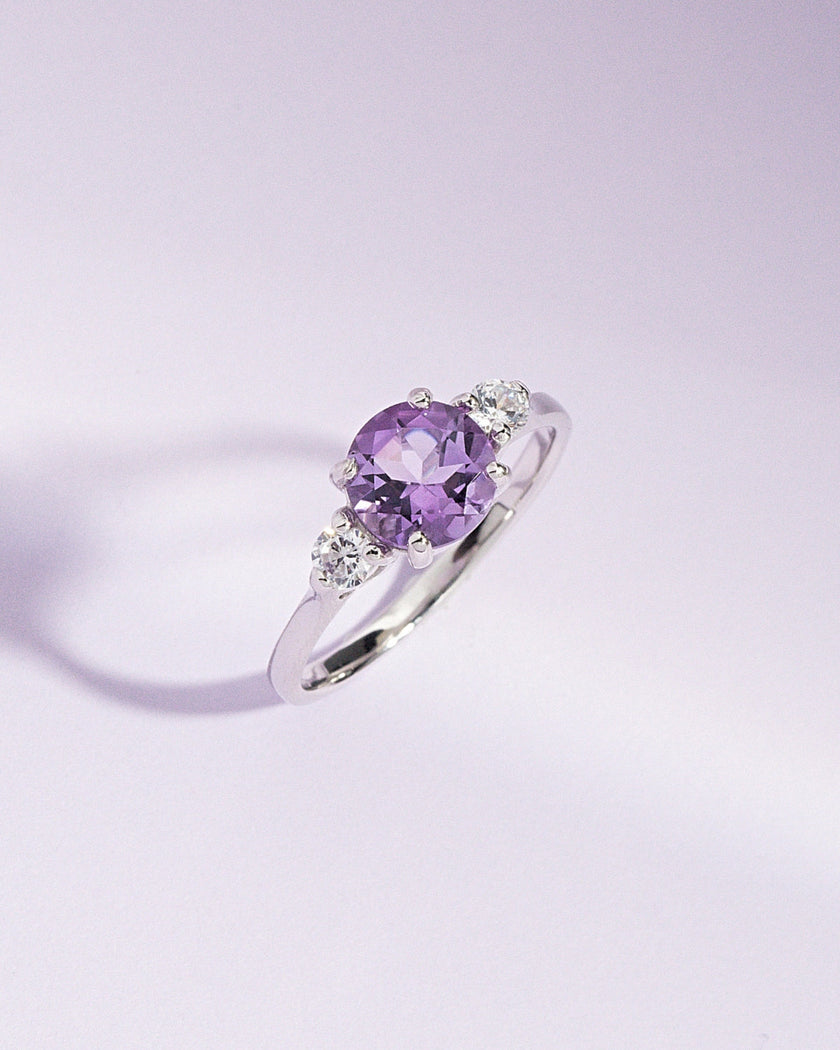 Anillo de tres piedras de amatista lavanda en plata de ley