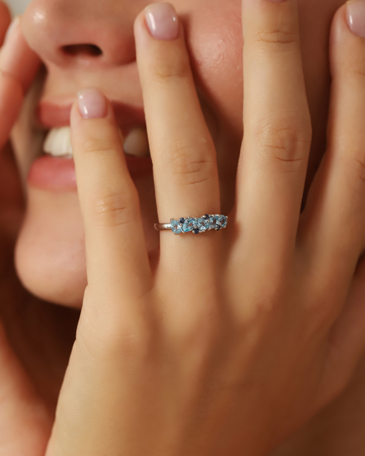 Blauer Saphir & Blauer Topas Tropfenschliff Halb-Eternity-Ring aus Sterlingsilber