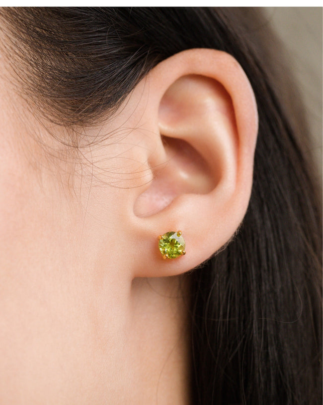 Pendientes de botón redondos de peridoto de 6 mm en vermeil de oro de 18k