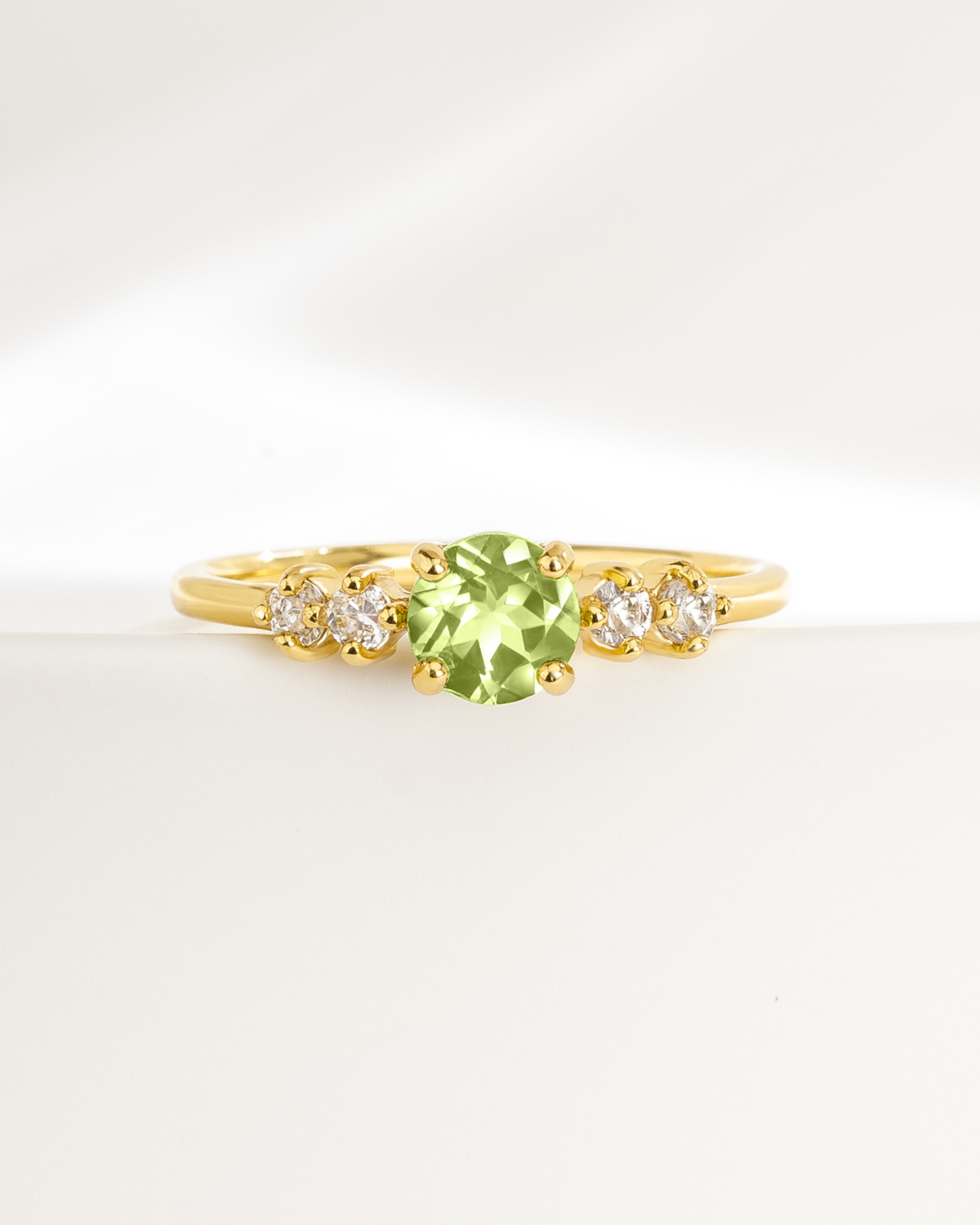 Peridot-Fünfsteinring in 18 Karat Gold Vermeil
