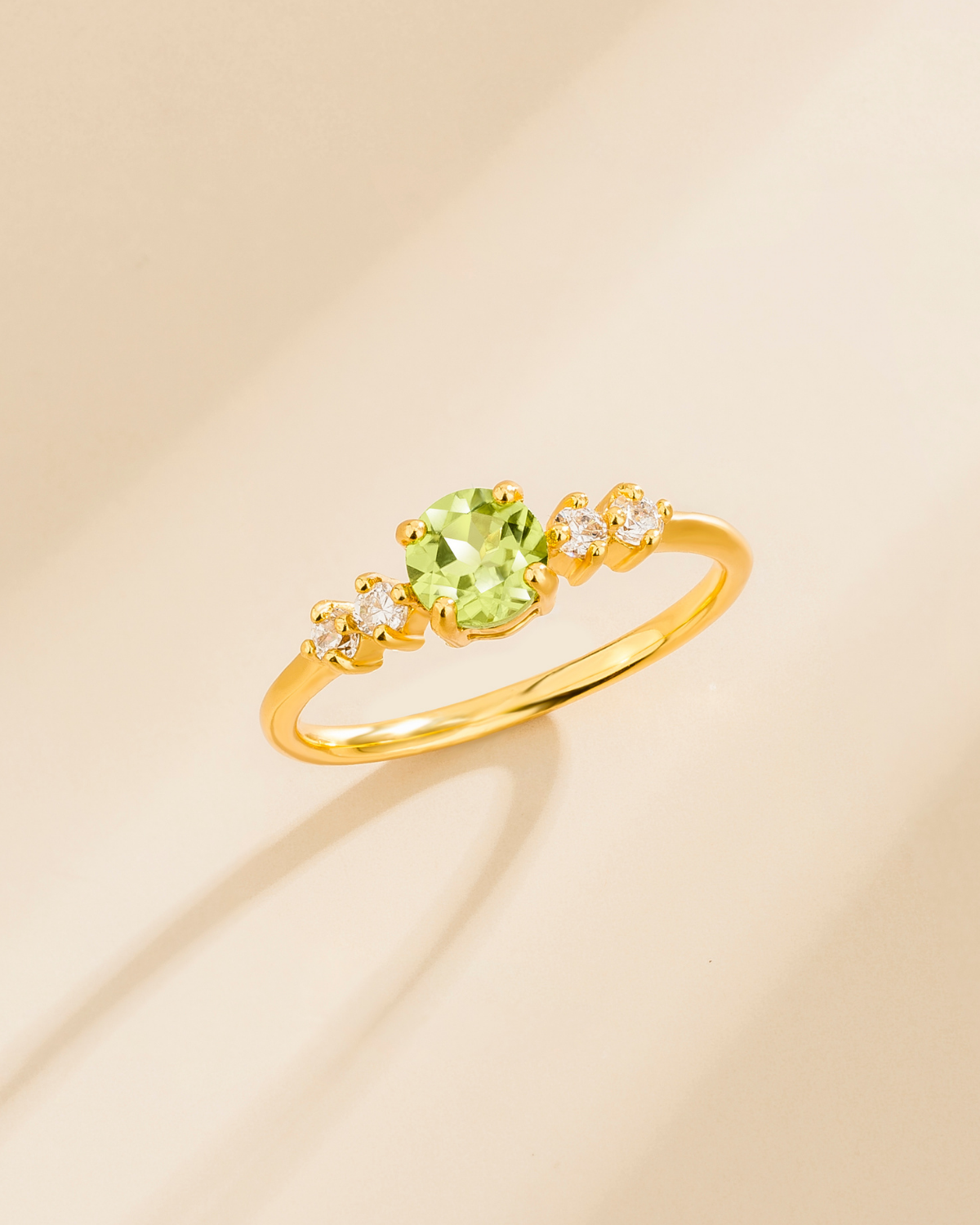 Peridot-Fünfsteinring in 18 Karat Gold Vermeil