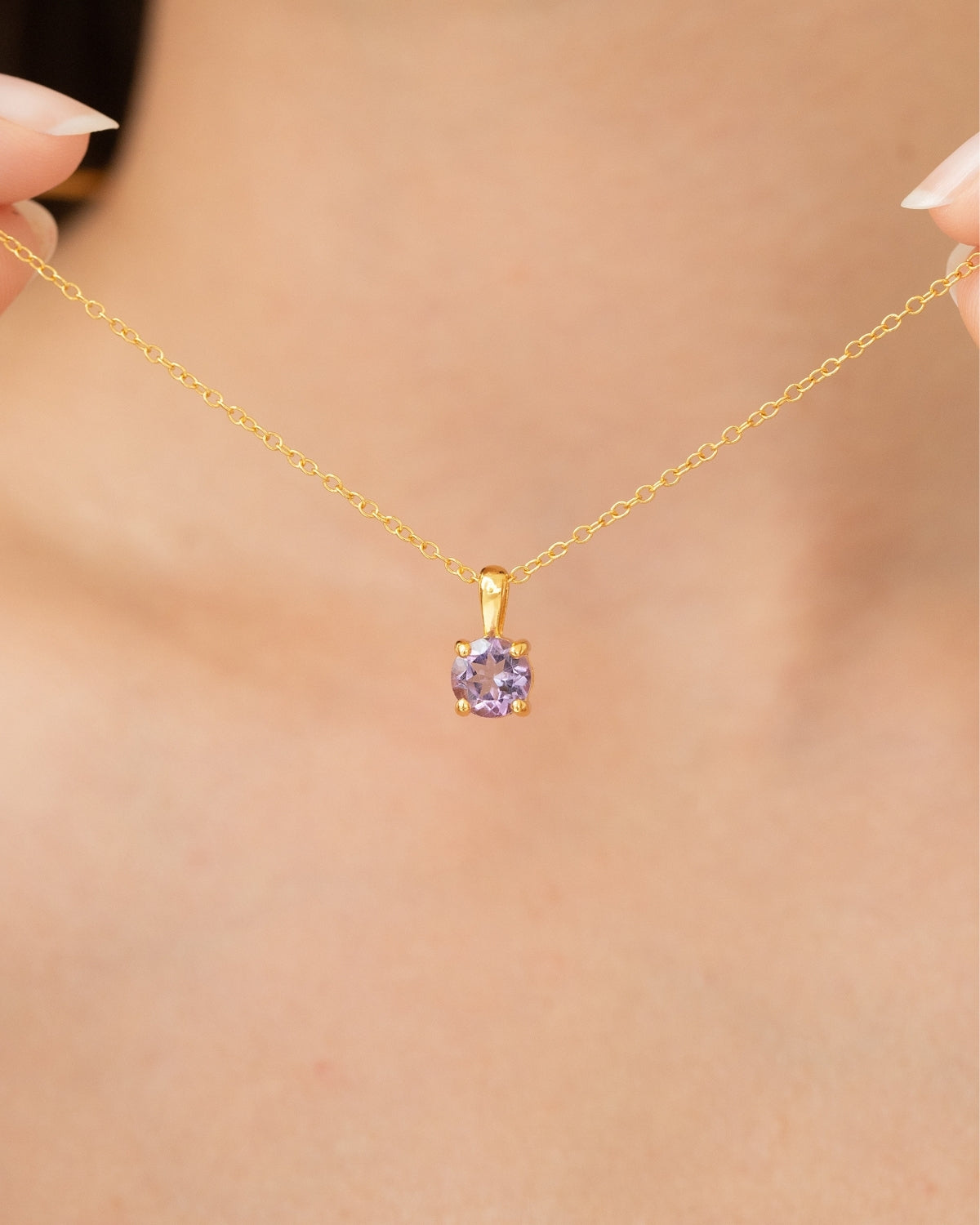 Collar con colgante solitario de amatista lavanda en vermeil de oro de 18k