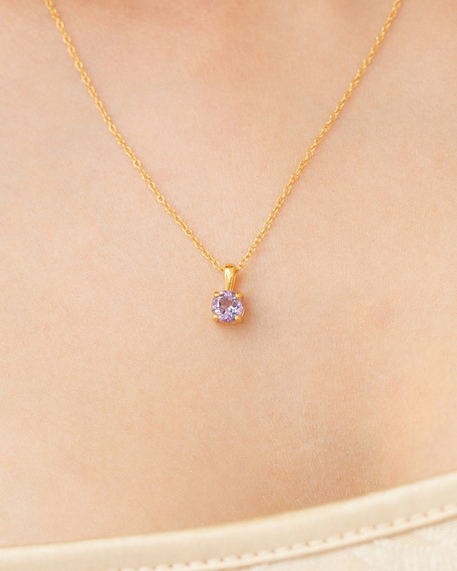 Collar con colgante solitario de amatista lavanda en vermeil de oro de 18k