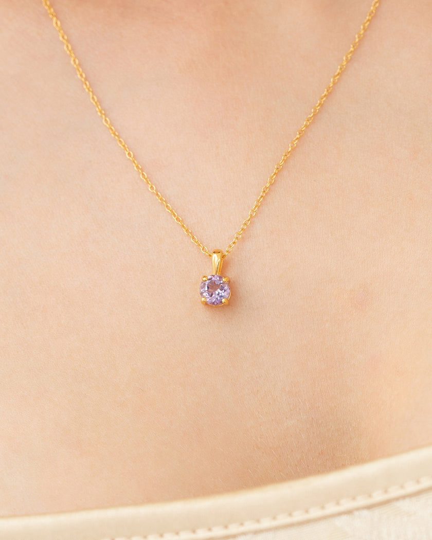 Collar con colgante solitario de amatista lavanda en vermeil de oro de 18k