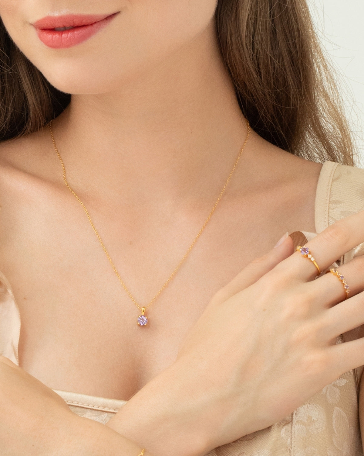 Collar con colgante solitario de amatista lavanda en vermeil de oro de 18k