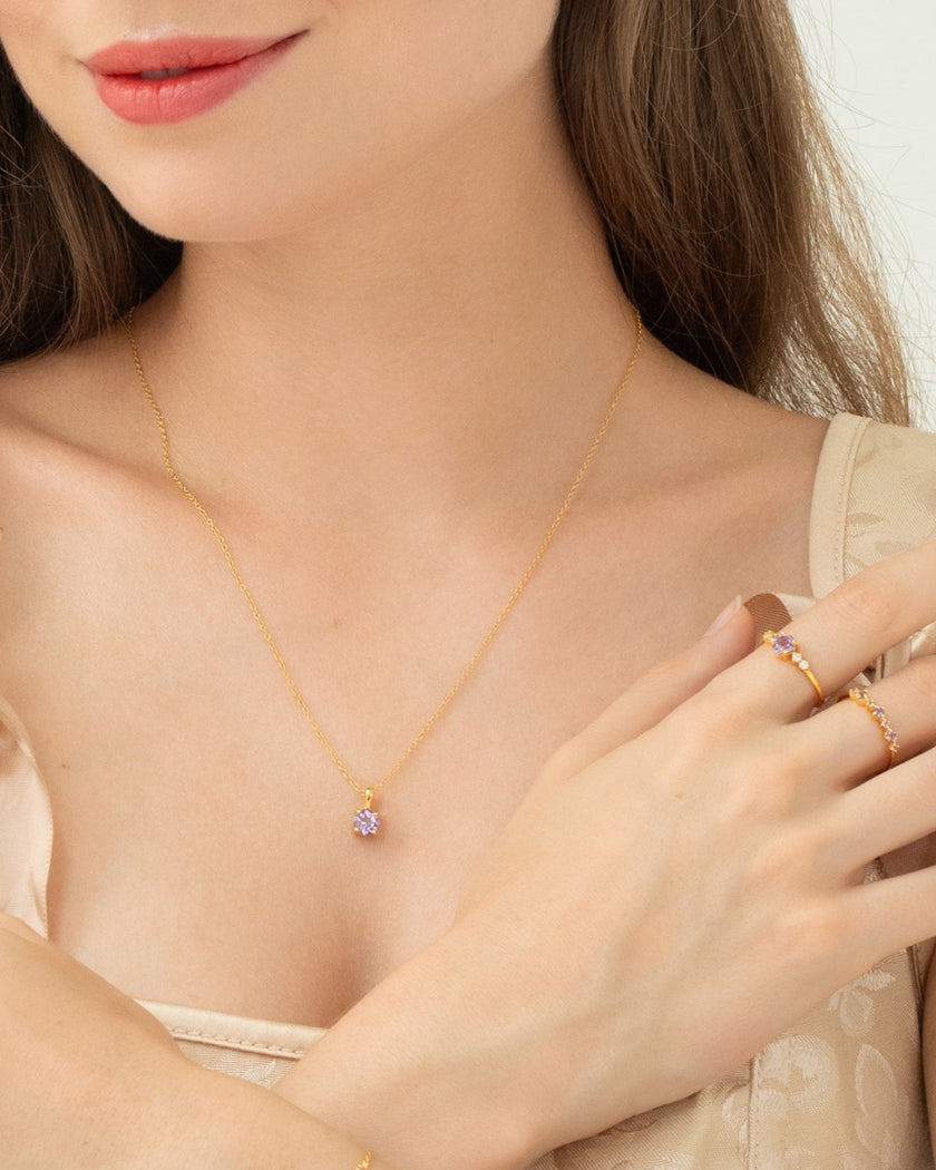 Collar con colgante solitario de amatista lavanda en vermeil de oro de 18k