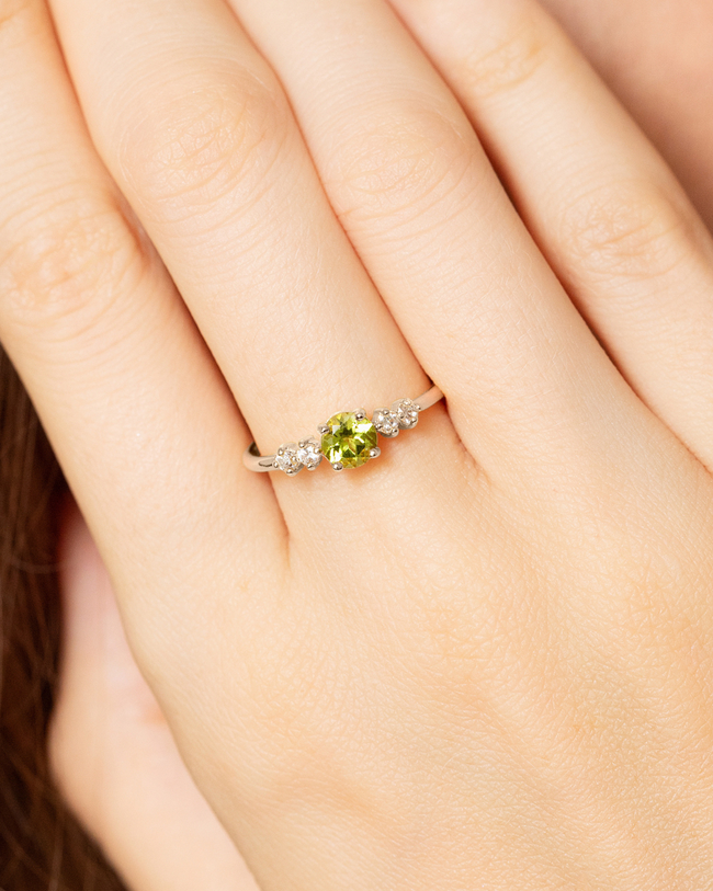 Anillo de Peridoto de Cinco Piedras en Plata de Ley