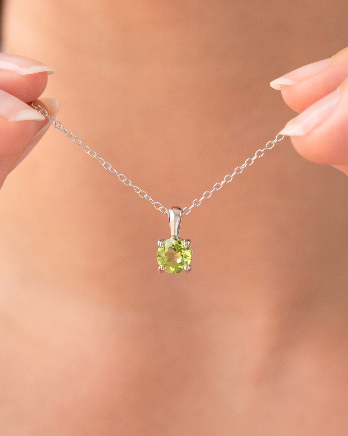 Peridot-Solitär-Halskette aus Sterlingsilber