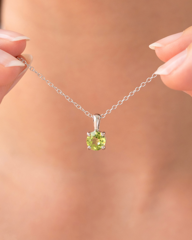 Colgante solitario de peridoto en plata de ley con cadena
