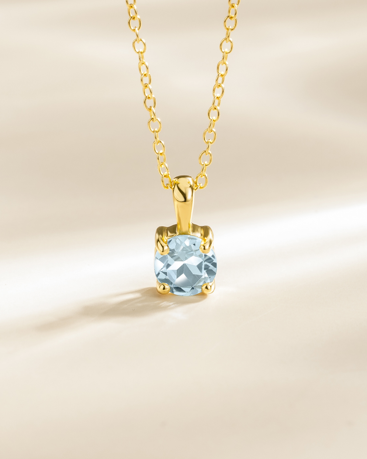 Colgante solitario de topacio azul cielo en vermeil de oro de 18k