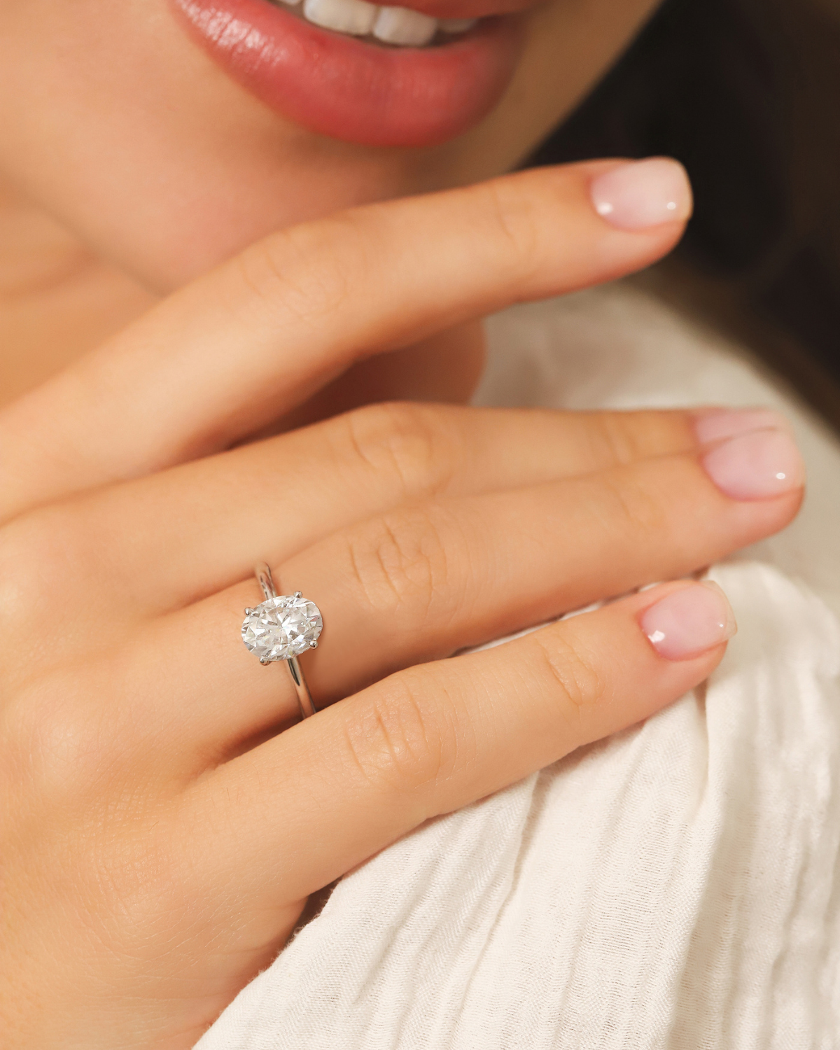 Anillo de compromiso solitario de moissanita ovalada de 2 ct en plata de ley